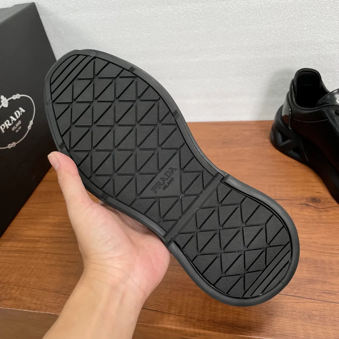 💰780 Code: YS003645 Prada/Prada men's new leather sneakers. This leather sneaker presents a modern version, reinterpreting the brand's archive style with clean lines and smooth details. The shoes are made of imported calf leather, which is fine, soft and resistant to creases. It is decorated with a triangular metal logo on the outside, bright TPU decoration on the heel, and a longer and padded inner heel design, making it more comfortable to wear. The tongue is decorated with a silk-screen logo, and is paired with a hollow rubber sole on the heel. The full cowhide lining comes standard with logo cowhide feet, making the upper foot more comfortable, versatile and durable! Comes with full original packaging! Code number: 39-40-41-42-43-44 Standard leather shoe size (45 can be customized and returns are not supported) Item number: 2EE918 leather black